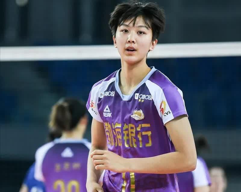 中国女排在比赛中因伤离场，纳达尔主教练感到担心的简单介绍